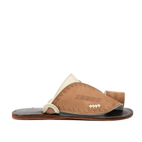 حذاء شرقي مطرز بأرضية جلد طبيعي