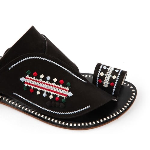 حذاء شرقي مطرز بأرضية جلد طبيعي