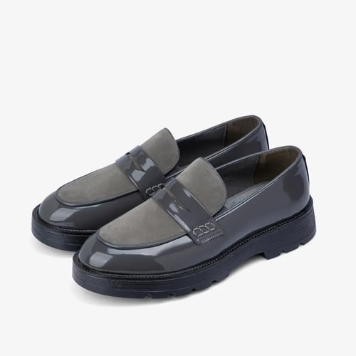 حذاء لوفر رمادي غامق جلد لامع ومخمل