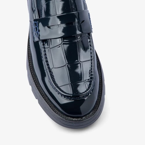 حذاء لوفر كحلي جلد لامع بنقشة تمساح