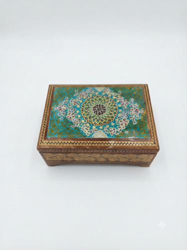 علبة مرسومة للذهب وسط