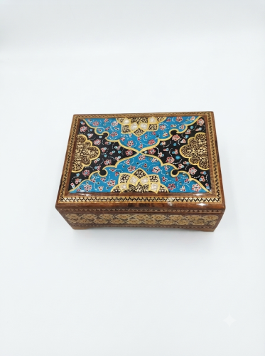 علبة أنيقة برسومات وسط