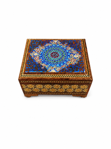 علبة مرسومة يدوياً صغيرة