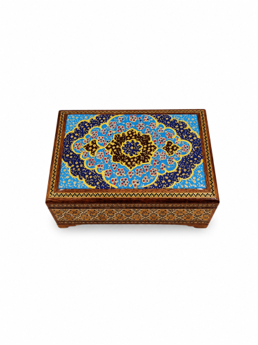 علبة عود مزخرفة وسط