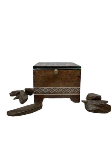 علبة خشبية مزينة باطار اخضر