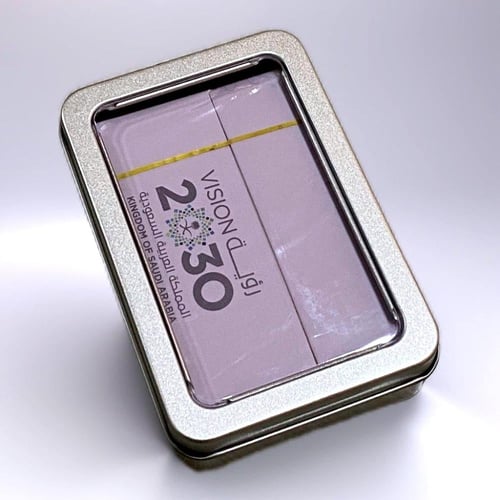 ورق رؤية 2030 مع علبة معدنية