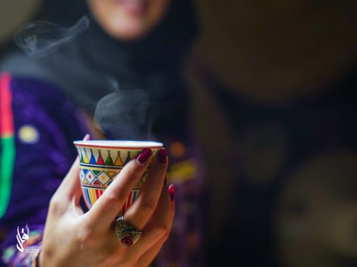 فنجان كبير بأطراف حمراء