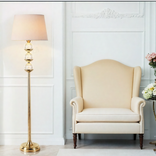 مصباح أرضي ذهبي مزين بكريستالات أنيقة