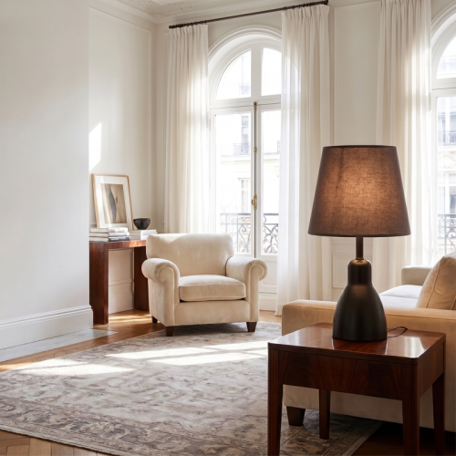 مصباح طاولة أسود بغطاء قماشي داكن