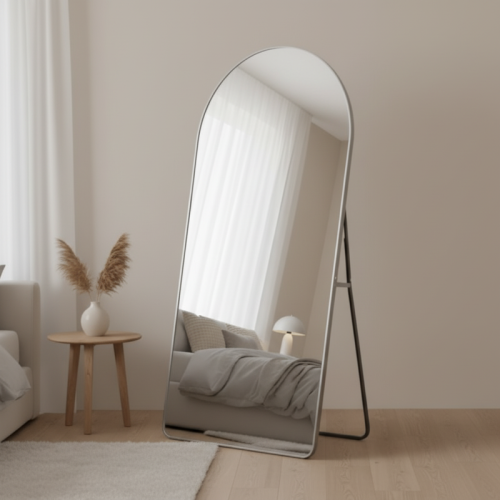 مرآة أرضية بإطار ألومنيوم فضي – تصميم مقوس عصري