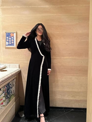 عباية مخمل اسود مع كلفة شيفون مكسر ابيضّ وممكن اخت...