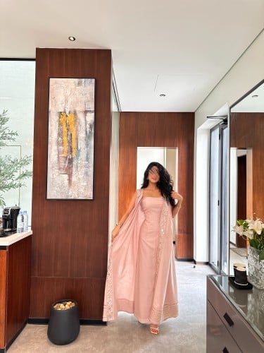 فستان مع عباية لنن هندي وردي مع شك وتطريز ذهبي