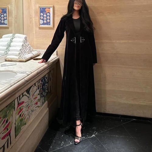 عباية مخمل على شمواه اسود مع كريستال سواروفسكي