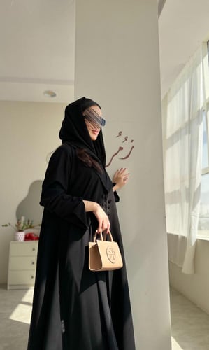 عباية بليزر أسود كلوش كريب مزينة بأزرار