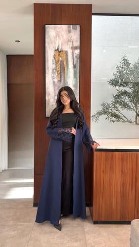 عباية كريب كحلي مع كم جيبير وطرحة مزينة بالجيبير