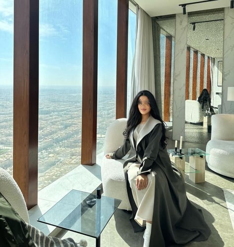 عباية كتان نص كلوش زيتي مع ياقة بيج وطرحة زيتي ساد...