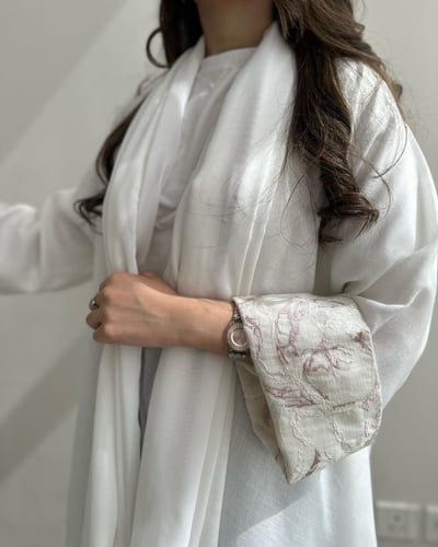 عباية كلوش لون ابيض مبطنة و كم تطريز الخامة : لنن...