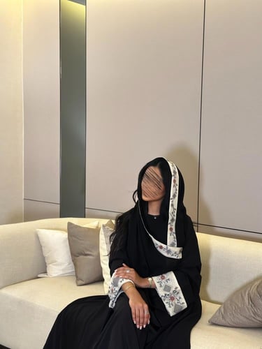 عباية كريب اسود كلوش مع اكمام لنن هندي مطرز