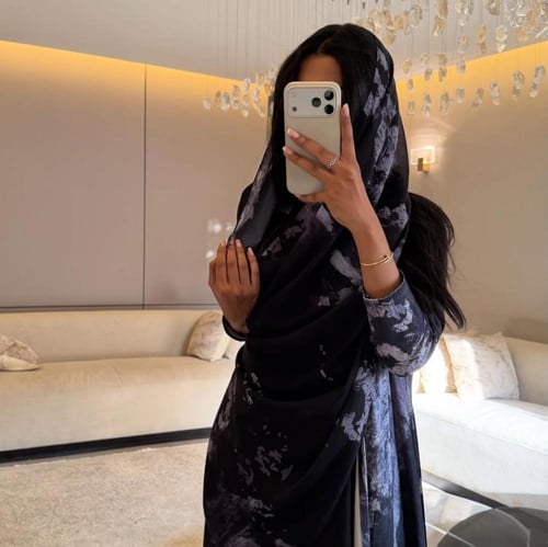 عباية مخمل مموج اسود ورمادي كلوش مع طرحة شيفون