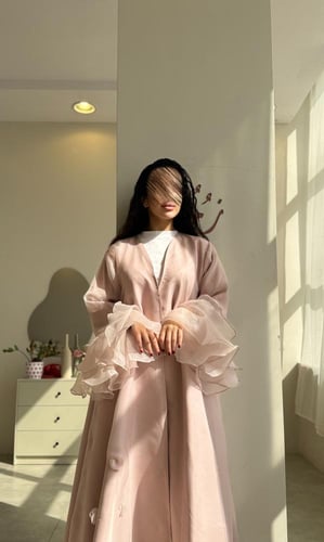 عباية كلوش وردي تفته مع اورجنزا مزينة بالورد