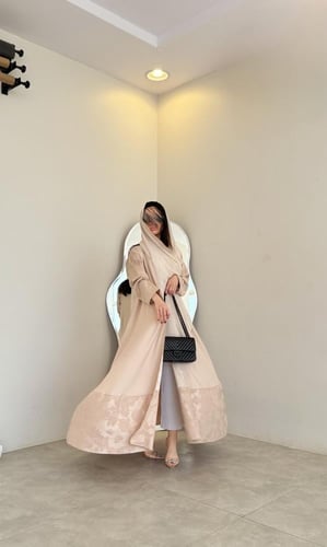 عباية تفته بيج مع أكمام وطرف مشجر