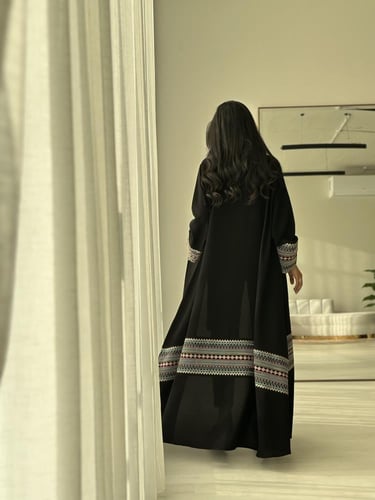 عباية كلوش كريب مع كلفة تطريز و طرحة بطرف