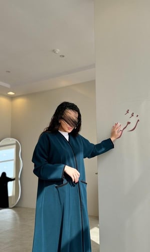 عباية نص كلوش كريب لمياء تركواز مع كلفة اسود