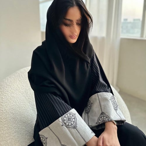 عباية نص كلوش اسود مع اكمام كريب مخطط ولنن هندي مط...