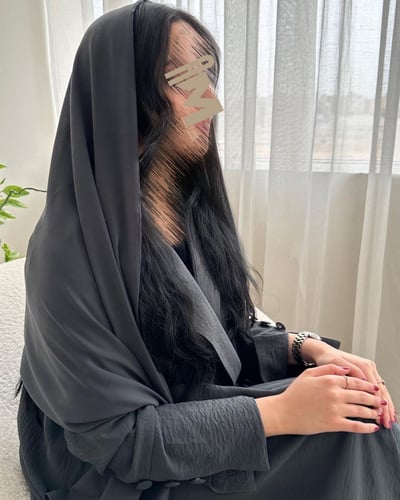 عباية دبل كلوش مع ياقة رمادي على زيتي كريب مكسر