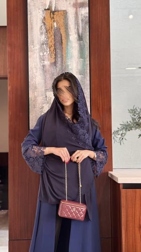 عباية كريب كحلي مع كم جيبير وطرحة مزينة بالجيبير