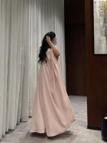 عباية نص بشت لنن بحريني وردي مع كلفة تطريز