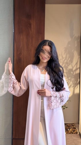 عباية كريب وردي مع كم جيبير وطرحة مزينة بالجيبير