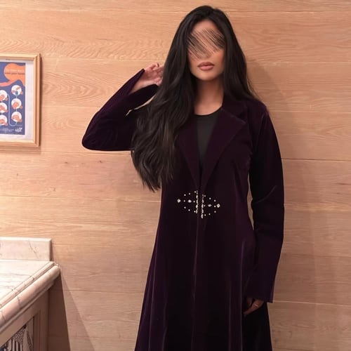 عباية مخمل على شمواه بنفسجي مع كريستال سواروفسكي