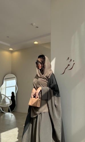 عباية بشت زيتي وبيج سيراميك مكسر