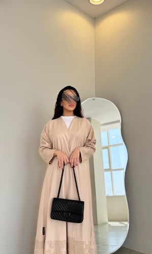 عباية تفته بيج مع أكمام وطرف مشجر