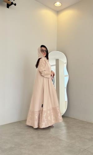 عباية تفته بيج مع أكمام وطرف مشجر