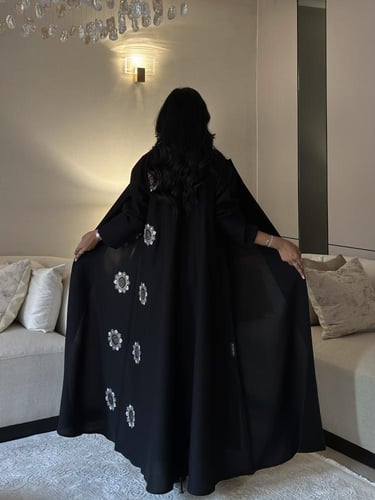 عباية كتان مزينة بتطريز ورد