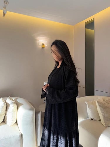 عباية دانتيل طبقات اسودّ مبطنة بالشيفون مع فستان ك...