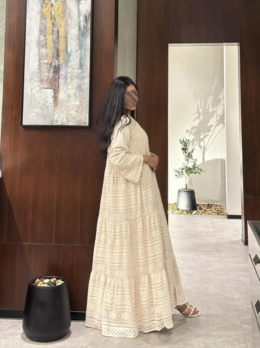 عباية دانتيل طبقات مبطنة بالشيفون مع فستان كريب وط...