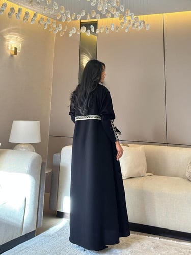 عباية كريب الرياض مزينة بكلفة مطرزة مع شك