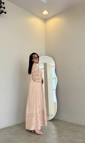 عباية تفته بيج مع أكمام وطرف مشجر