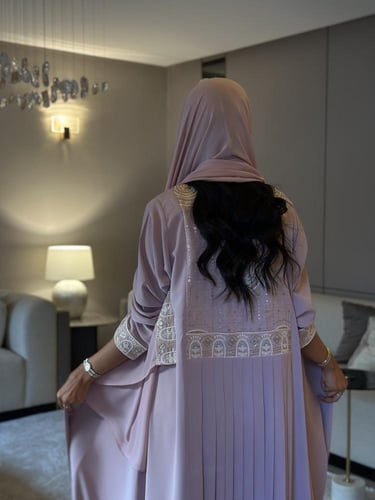عباية كلوش كريب وردي مع كسر في الظهر وشك وتطريز