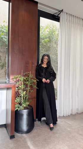 بليزر كريب مزين بقماش شيفون ومخمل