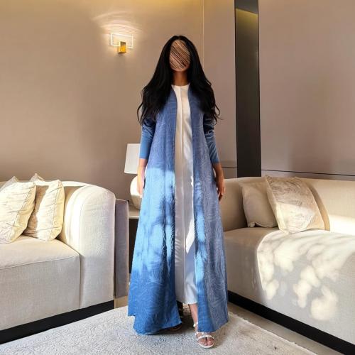 عباية كريب صيفي ازرق مشغول كلوش مع كم ستريتش