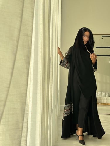 عباية كلوش كريب مع كلفة تطريز و طرحة بطرف