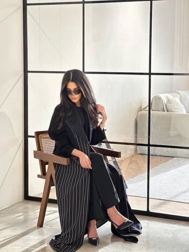 عباية نص كلوش كتان اسود مع كريب مخطط اسود وابيض وط...