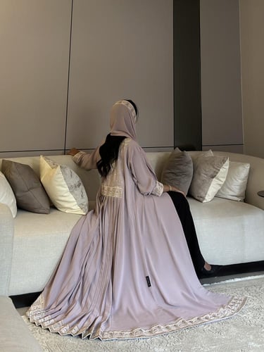 عباية كلوش كريب وردي مع كسر في الظهر وشك وتطريز