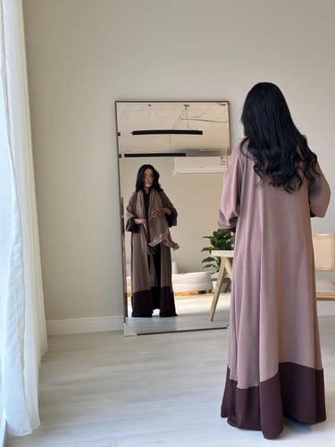 عباية نص كلوش لينن بيج و بني مع طرحة شي بطرف