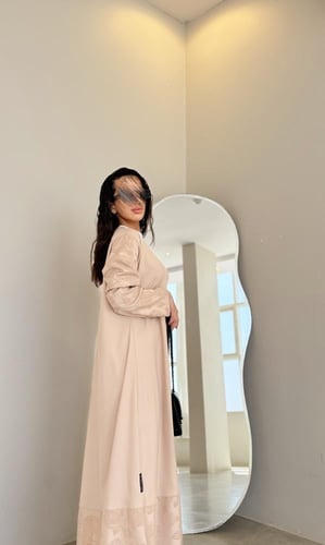 عباية تفته بيج مع أكمام وطرف مشجر