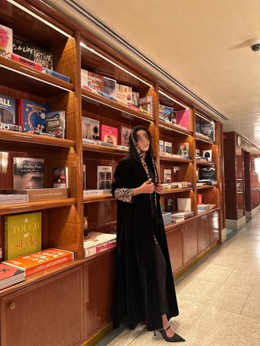 عباية شتوية نص كلوش شمواه اسود مع تطريز ذهبي وطرحة...